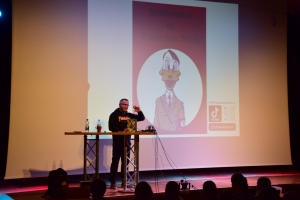 Bild mit Nils Oskamp während Vorlesung aus 'Drei Steine'